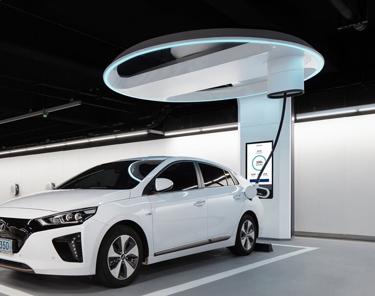 Hi-Charger allows a user to drive up to the stall and, through an app or digital touch display, select the vehicle’s charging port position